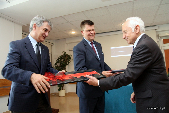Członek Zarządu Województwa Podlaskiego Bogdan Dyjuk i Marszałek Województwa Jerzy Leszczyński wręczają specjalne podziękowania Koordynatorowi Pionu Nefrologii dr n. med. Henrykowi Perkowskiemu