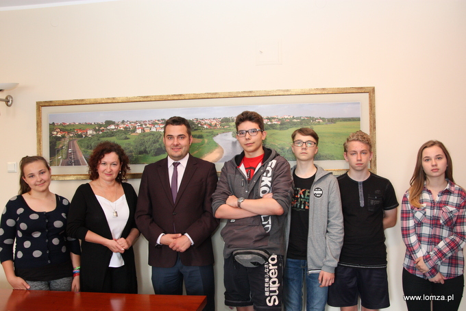 Uczniowie PG 2 wraz ze swoją opiekunką Teresą Grodzicką w gabinecie Prezydenta Łomży