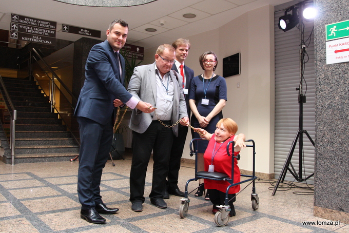 Prezydent Łomży Mariusz Chrzanowski dokonał symbolicznego przekazania kluczy organizatorom festiwalu