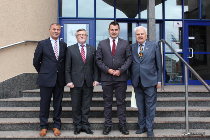 Od lewej: Andrzej Kiełczewski - prezes Parku Przemysłowego Łomża, Iurie Bodrug - ambasador Republiki Mołdawii w Polsce, Mariusz Chrzanowski - Prezydent Łomży oraz Lech Pilecki - konsul honorowy Republiki Mołdawii w Białymstoku