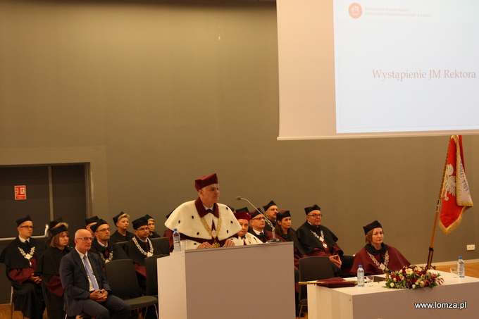 Rektor uczelni dr hab. Robert Charmas