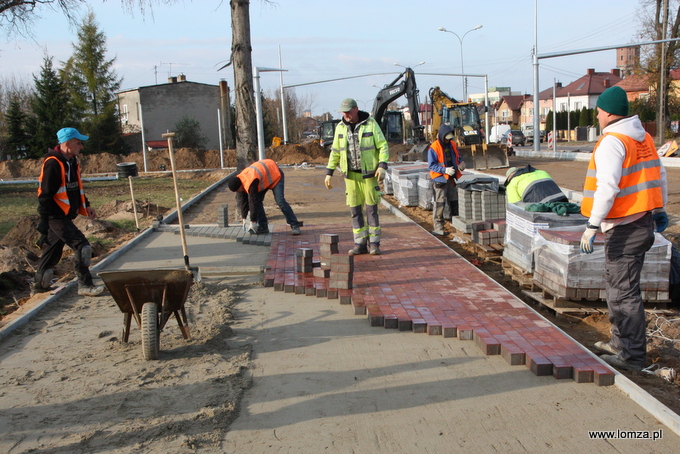 układanie ciągu pieszego przy Szosie Zambrowskiej