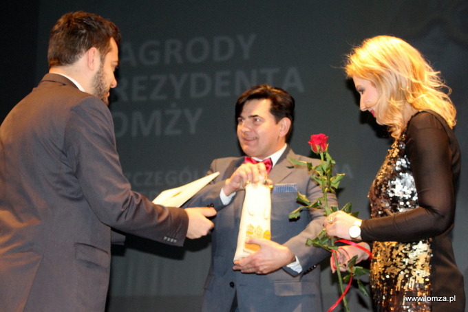 nagrodę odbiera Jacek Szymański