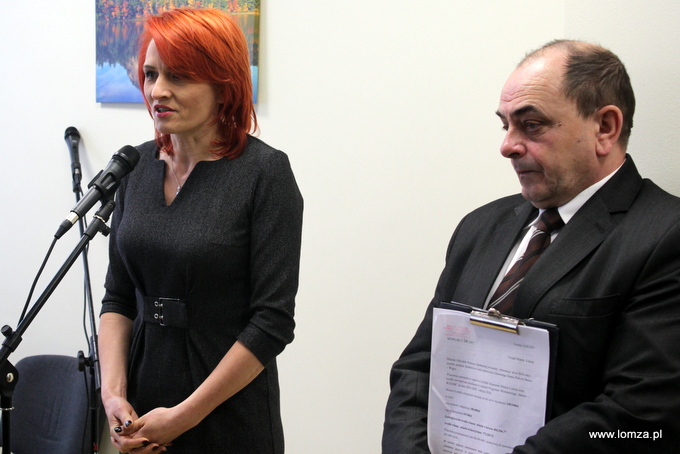 Poseł na Sejm Bernadeta Krynicka oraz dyrektor MOPS Wiesław Jagielak