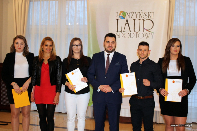 stypendyści Prezydenta Łomży za wysokie wyniki sportowe osiągnięte w 2016 roku
