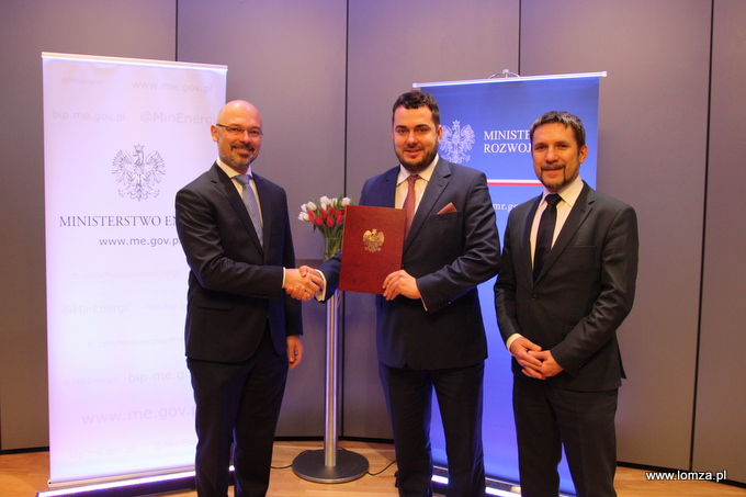 Prezydent Łomży Mariusz Chrzanowski (w środku) oraz jego zastępca Andrzej Garlicki (pierwszy z prawej) wraz z podsekretarzem stanu z ministerstwa energii Michałem Kurtyką