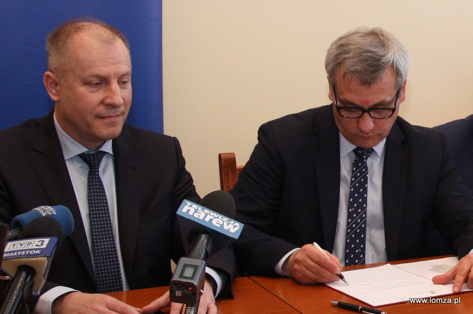 Skierowanie do etapu przetargowego obwodnicy Łomży podpisuje wiceminister infrastruktury i budownictwa Jerzy Szmit. Obok Krzysztof Kondraciuk, generalny dyrektor budowy dróg krajowych i autostrad. 