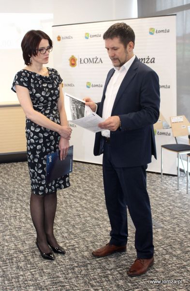 naczelnik Centrum Obsługi Przedsiębiorców Urzędu Miejskiego w Łomży Małgorzata Puchała i zastępca Prezydenta Łomży Andrzej Garlicki