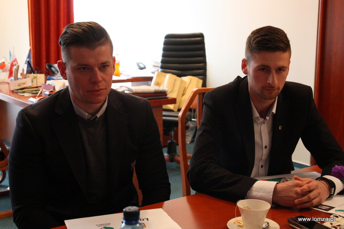 Od lewej Marcin Harasimowicz, manager projektu "Legia Soccer Schools" oraz Przemysław Chojnowski, trener Akademii Piłkarskiej Legii Warszawa