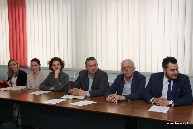 W posiedzeniu uczestniczył Prezydent Łomży Mariusz Chrzanowski oraz naczelnicy poszczególnych wydziałów Urzędu Miejskiego