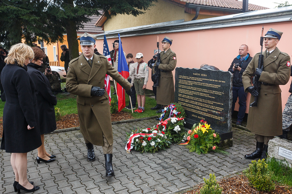 Wieniec składa Grażyna Bernatowicz, Ambasador Nadzwyczajny i Pełnomocny Rzeczypospolitej Polskiej w Republice Czeskiej,  fot. Sławomir Kasper IPN