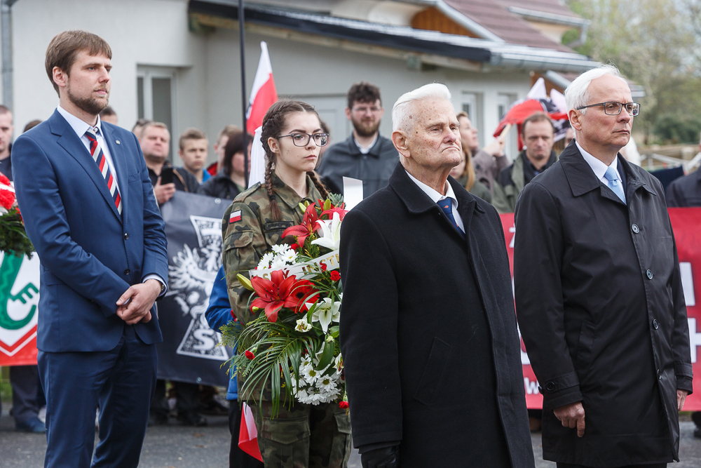 Wieniec z udziałem uczennicy z Łomży składają (od lewej) Maciej Ruczaj, dyrektor Instytutu Polskiego w Pradze; sędzia Bogusław Nizieński, przewodniczący Rady ds. Kombatantów i Osób Represjonowanych, kanclerz Kapituły Orderu Orła Białego oraz radca Jan Sroka z Urzędu ds. Kombatantów i Osób Represjonowanych, fot. Sławomir Kasper IPN