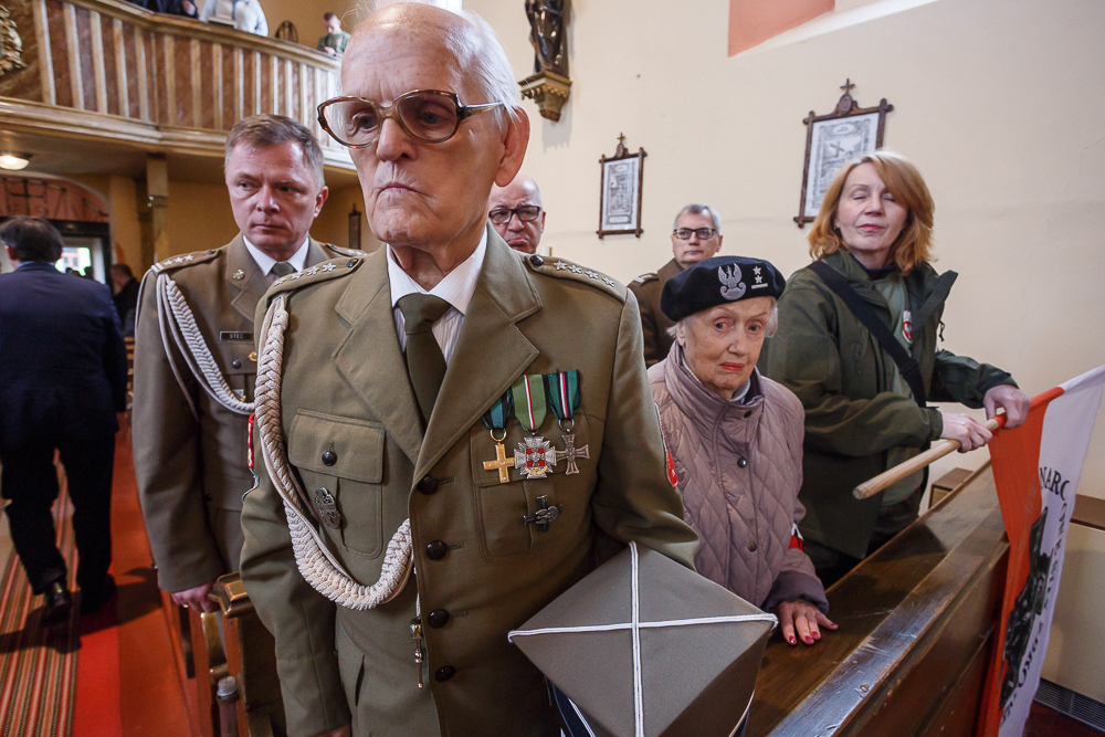 kpt. Stanisław Turski, weteran Narodowych Sił Zbrojnych oraz płk Jacek Stec, attaché wojskowy w Pradze,  fot. Sławomir Kasper IPN