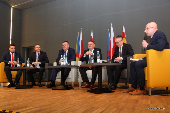 debata na temat "Strategia na rzecz Odpowiedzialnego Rozwoju i jego wpływ na rozwój Łomży i regionu" z udziałem Prezydenta Łomży Mariusza Chrzanowskiego, Prezydenta Ostrołęki Janusza Kotowskiego, Burmistrza Kolna Andrzeja Dudy, Burmistrza Wysokiego Mazowieckiego Jarosława Siekierko oraz dr Piotr Zygadło z Ministerstwa Rozwoju