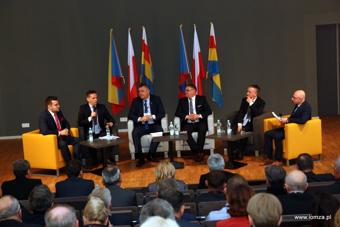 debata na temat "Strategia na rzecz Odpowiedzialnego Rozwoju i jego wpływ na rozwój Łomży i regionu" z udziałem Prezydenta Łomży Mariusza Chrzanowskiego, Prezydenta Ostrołęki Janusza Kotowskiego, Burmistrza Kolna Andrzeja Dudy, Burmistrza Wysokiego Mazowieckiego Jarosława Siekierko oraz dr Piotr Zygadło z Ministerstwa Rozwoju