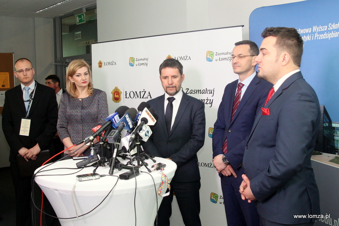 briefing prasowy z udziałem Wicepremiera Mateusza Morawieckiego, Prezydenta Łomży Mariusza Chrzanowskiego oraz zastępcy Prezydenta Andrzeja Garlickiego