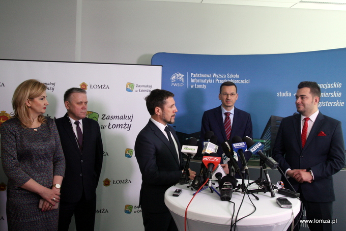 briefing prasowy z udziałem Wicepremiera Mateusza Morawieckiego, Prezydenta Łomży Mariusza Chrzanowskiego oraz zastępcy Prezydenta Andrzeja Garlickiego