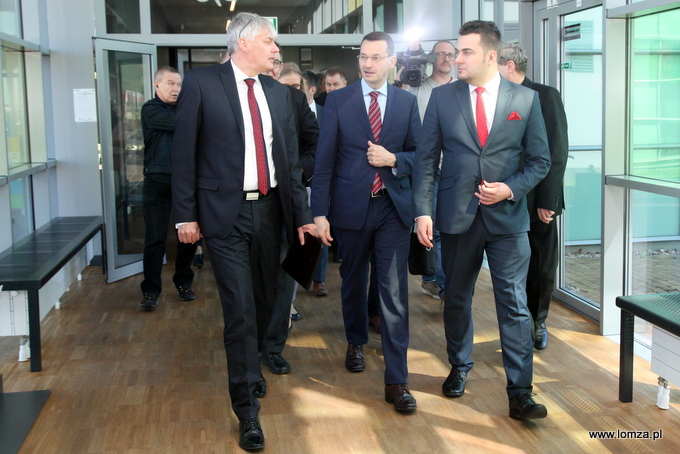 Wicepremier Matusz Morawiecki podczas zwiedzania Państwowej Wyższej Szkoły Informatyki i Przedsiębiorczości w Łomży