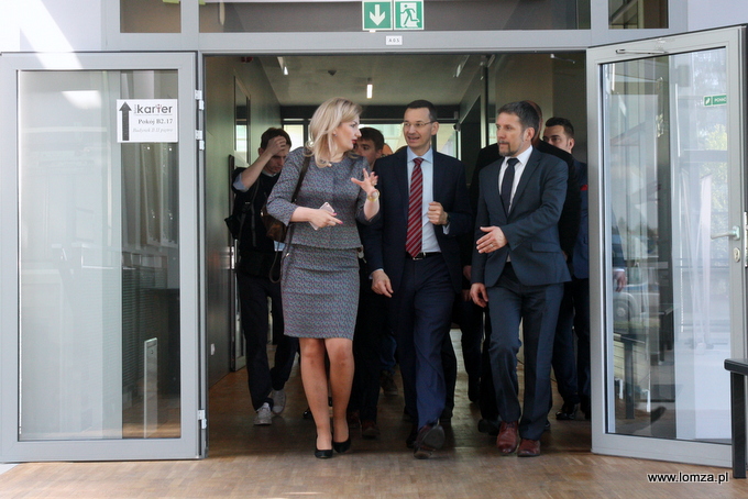 Wicepremier Matusz Morawiecki podczas zwiedzania Państwowej Wyższej Szkoły Informatyki i Przedsiębiorczości w Łomży w towarzystwie zastępców Prezydenta Łomży Agnieszki Muzyk i Andrzeja Garlickiego
