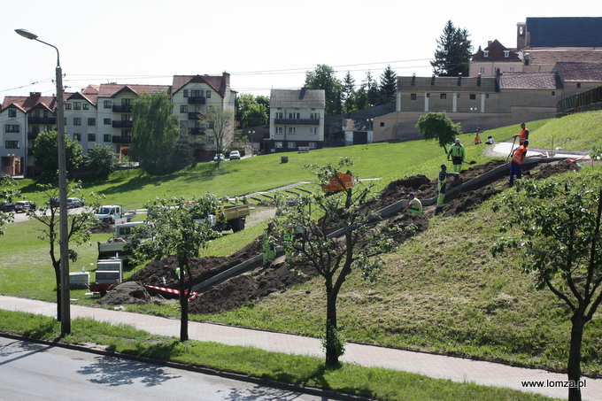Budowa nowych schodów, które umożliwią wejście na skarpę