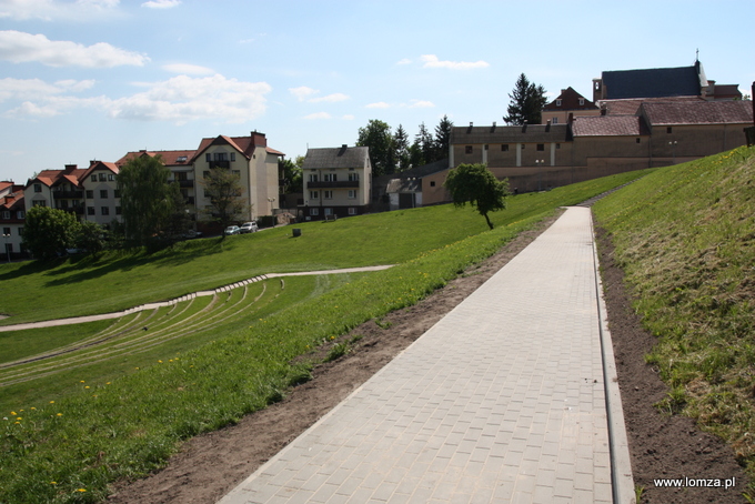 Wyremontowany chodnik na skarpie