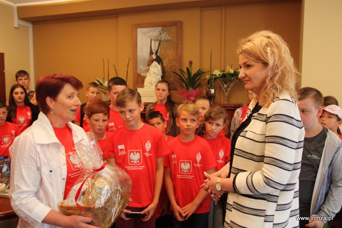 Janina Fiedorowicz, opiekunka grupy z Solecznik (po lewej) oraz zastępca Prezydenta Łomży Agnieszka Muzyk (po prawej)