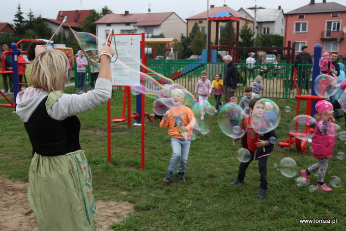 Pokaz baniek mydlanych, był jedną z atrakcji pikniku "Rodzinne animacje i zabawy"