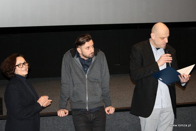 Ewa Jastrzębska, Piotr Domalewski i prowadzący pokaz specjalny filmu "Cicha noc" Krzysztof Zemło, dyrektor MDK-DŚT