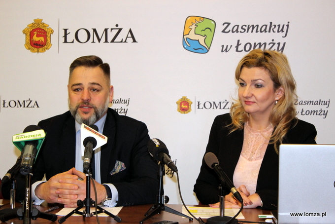 Sebastian Jaworowski ze szkoły Linguo oraz z-ca Prezydenta Łomży Agnieszka Muzyk