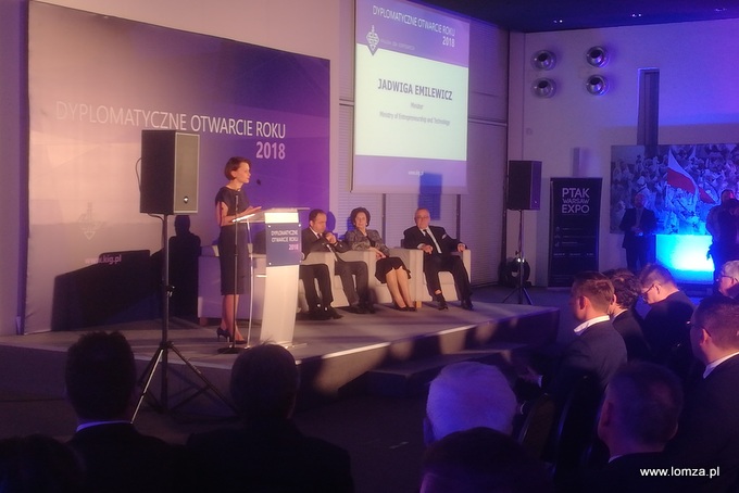 W imieniu premiera rządu polskiego Mateusza Morawieckiego uczestników przywitała minister przedsiębiorczości i technologii Jadwiga Emilewicz