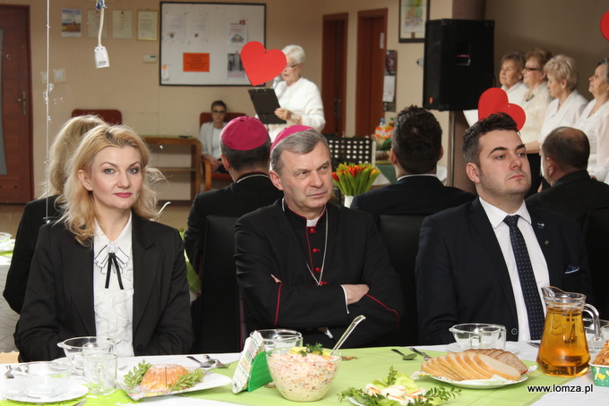 Od prawej: prezydent Łomży Mariusz Chrzanowski, ks. biskup Tadeusz Bronakowski oraz zastępca prezydenta Łomży Agnieszka Muzyk