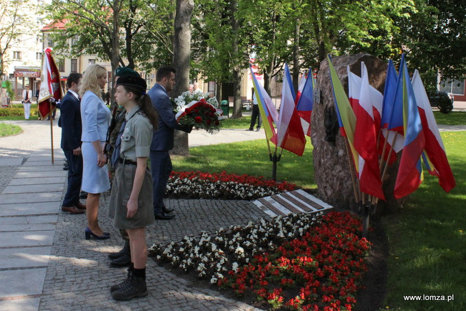 Symboliczny wieniec przed 33 Pułkiem Piechoty złożył prezydent Łomży Mariusz Chrzanowski