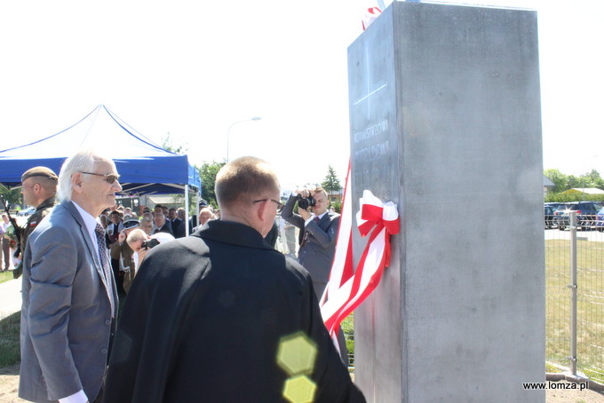 Symbolicznego odsłonięcia obelisku dokonał Andrzej Pilecki, syn rotmistrza. Obok niego Tadeusz Babiel, członek Bractwa Krzyża i autor projektu pomnika