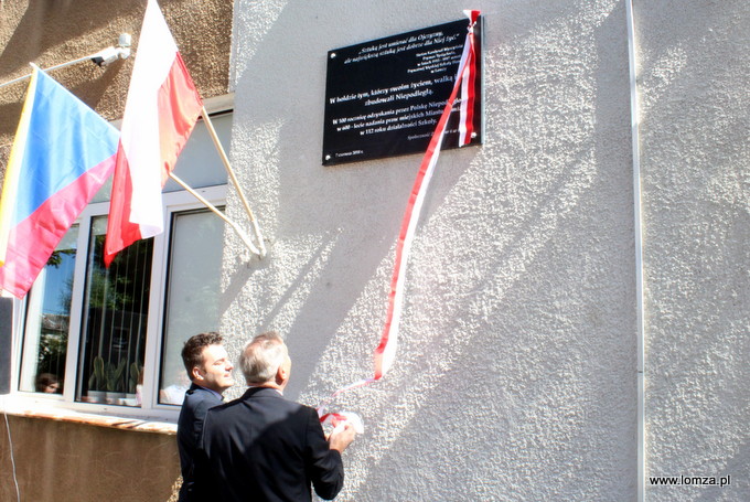 Tablicę odsłonił prezydent Łomży Mariusz Chrzanowski