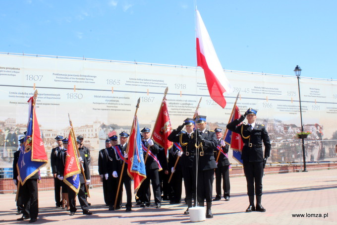 Biało-czerwona flaga wędruje do góry