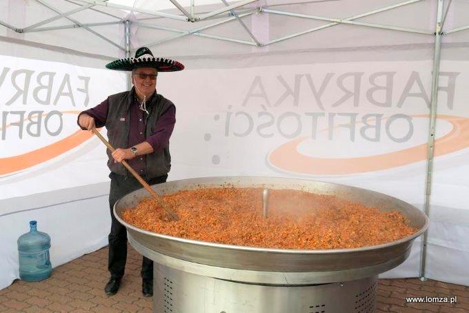 Emilian Kudyba, łomżyński społecznik, wcielił się w rolę kucharza