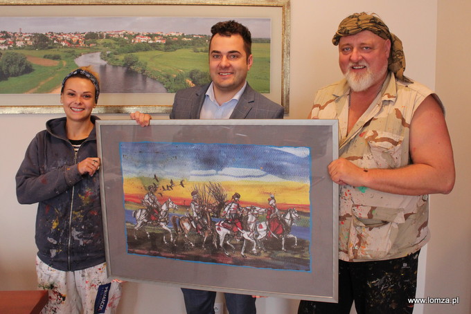 Z artystą Rafałem Roskowińskim spotkał się prezydent Łomży Mariusz Chrzanowski.  Obok prezes zarządu Fundacji RoskoArt - Katarzyna Sykus