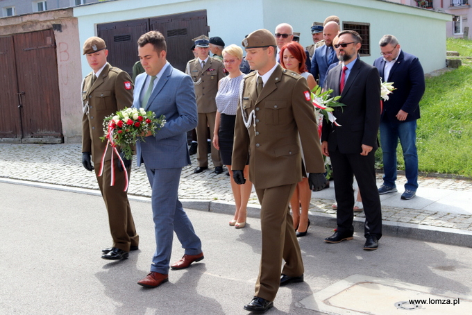 składanie kwiatów przed tablicą marszałka Józefa Piłsudskiego na fasadzie Domku Pastora