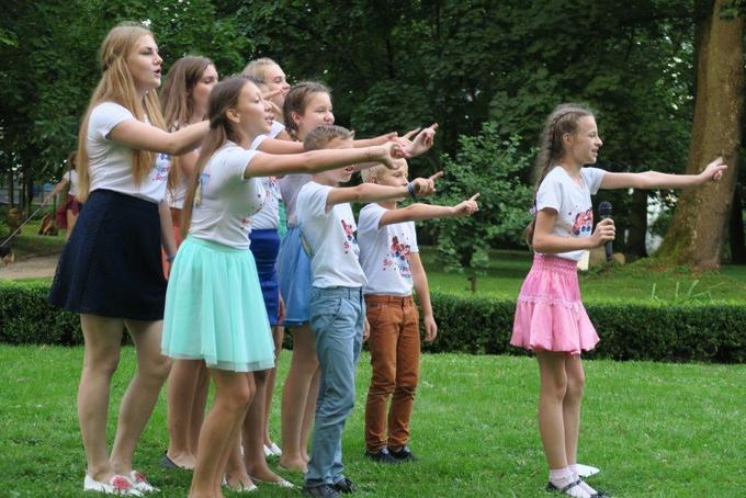 Plenerowy występ zespołu "Śpiewające Serca" z Lidy na Białorusi
