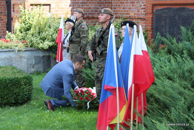 Symboliczny wieniec składa prezydent Łomży Mariusz Chrzanowski