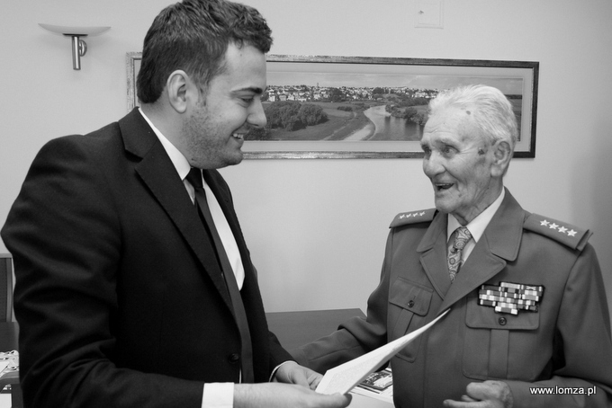Chwila już historyczna. Mjr Bronisław Karwowski w gabinecie prezydenta Łomży Mariusza Chrzanowskiego w maju 2015 roku