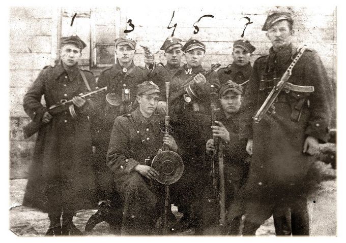 Bronisław Karwowski (klęczy pierwszy od lewej). Fotografia z lutego 1946 r.