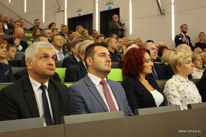 Prezydent Łomży Mariusz Chrzanowski (w środku), obok poseł na Sejm RP Bernadeta Krynicka i wojewoda podlaski Bohdan Paszkowski