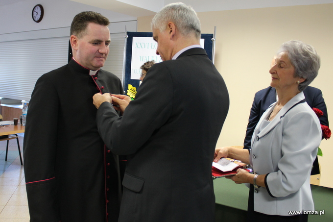 "Srebrnym Krzyżem Zasługi" został odznaczony ks. Andrzej Mikucki, dyrektor Caritas Diecezji Łomżyńskiej