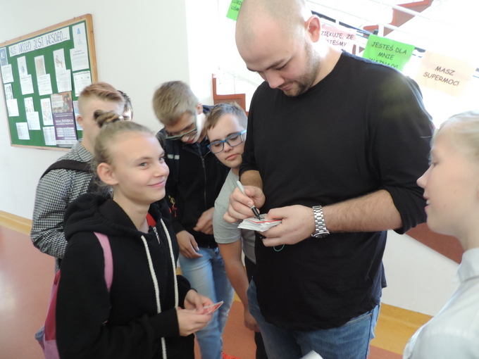 Adam Kownacki z uczniami ZSS