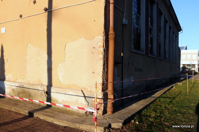 wyłączona z użytku sala gimnastyczna przy Szkole Podstawowej nr 2