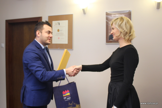 Akt nadania i gratulacje od prezydenta Łomży Mariusza Chrzanowskiego odbiera Izabela Piotrowska z SP 5