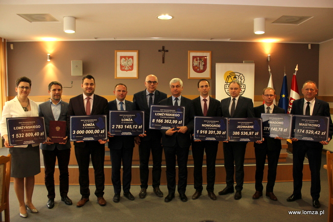 Samorządowcy z symbolicznymi czekami na dofinnasowanie