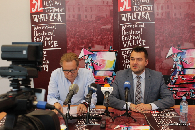 Dyrektor Teatru Lalki i Aktora w Łomży Jarosław Antoniuk (z lewej) i Prezydent Miasta Łomża Mariusz Chrzanowski (z prawej) podczas konferencji