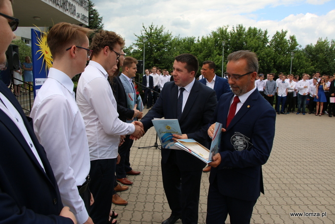 Dobrych osiągnięć uczniom pogratulował zastępca prezydenta Łomży Andrzej Stypułkowski. Obok dyrektor "Mechaniaka" Jacek Kocoń
